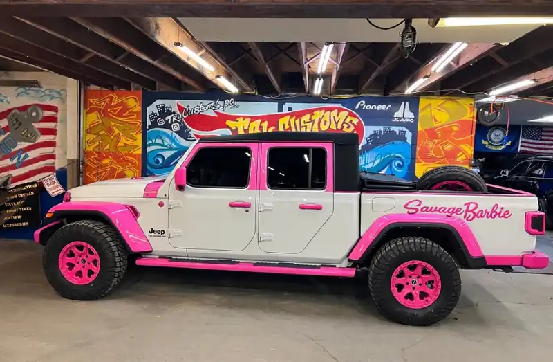 White Jeep Gladiator with pink fenders, trim and wheels