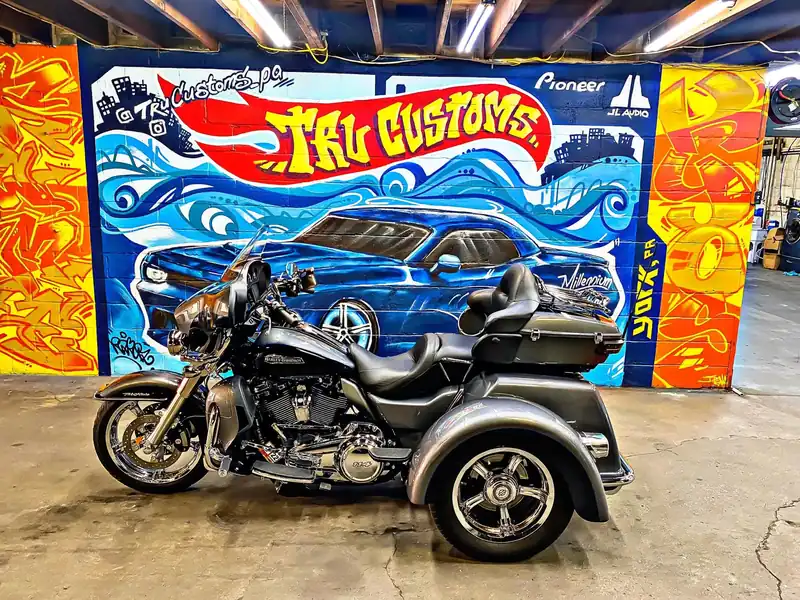 Gray Harley-Davidson Tri Glide three-wheel motorcycle